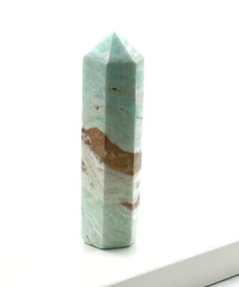 Fin lys turkis søjle med hvide og brune detaljer