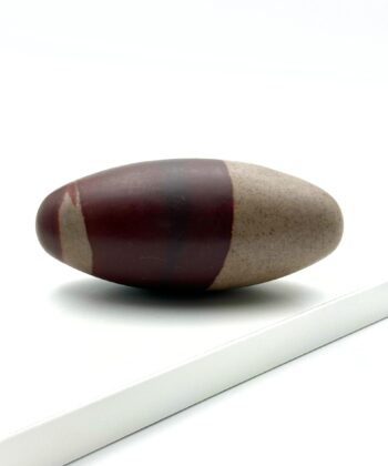 Rødbrun og sandfarvet shivas lingham sten