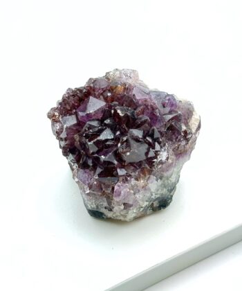 Rå lilla ametyst krystal på hvid og sort bund