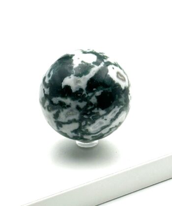 Mørkegrøn og hvid krystalkugle på hvid baggrund