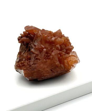 Rå brun krystal på hvid baggrund