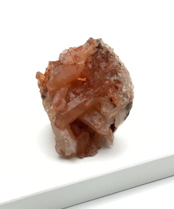 Rå rødbrun krystal på hvid baggrund