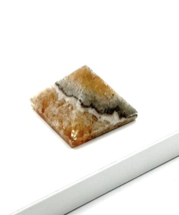 Gylden stenpyramide med hvidt