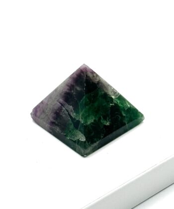 Smuk flourit pyramide i grøn lilla og grå på hvid baggrund