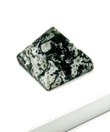 Mørkegrøn og hvid stenpyramide på hvid baggrund