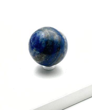 Blå krystalkugle med detaljer i sort og sølv