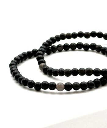 To sorte armbånd med halvædelsten på hvid baggrund