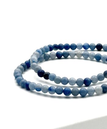 To blå armbånd med halvædelsten på hvid baggrund