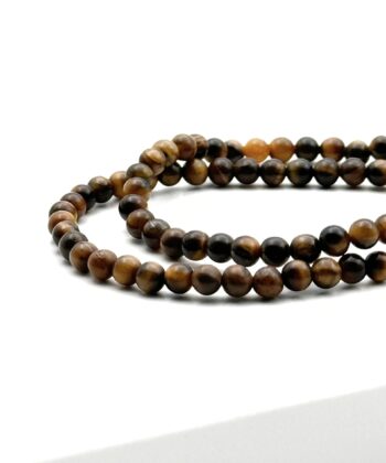 To brune armbånd med halvædelsten på hvid baggrund