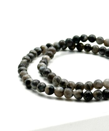 To gråsorte armbånd med halvædelsten på hvid baggrund