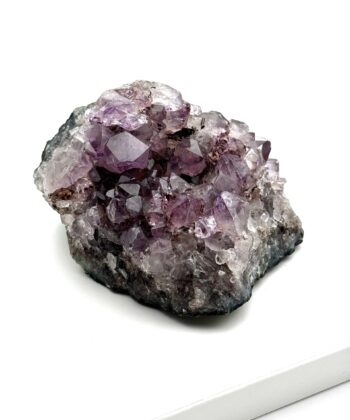 Lilla rå krystal på sort bund