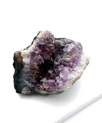 Lilla rå krystal på hvid og sort bund