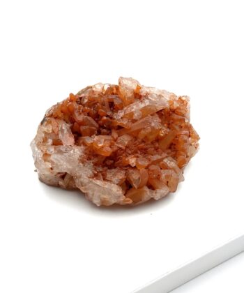 Rå rødbrun krystal på lys bund