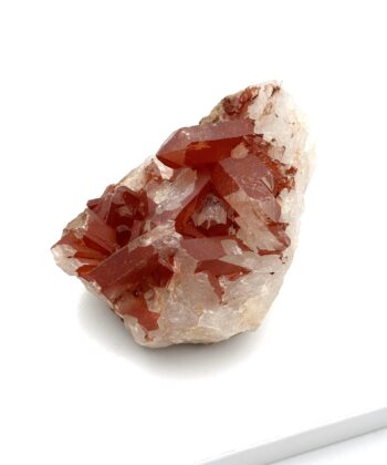 Rå rødbrun krystal på hvid bund