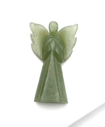 Grøn engel på hvid baggrund