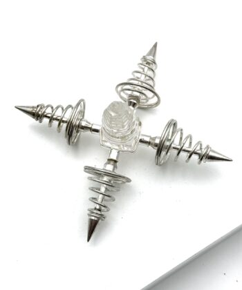 Energigenerator med krystal og fire pile på hvid baggrund