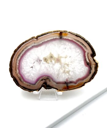 Hvid krystalplade med lilla og beige kant og guldkant på hvid baggrund