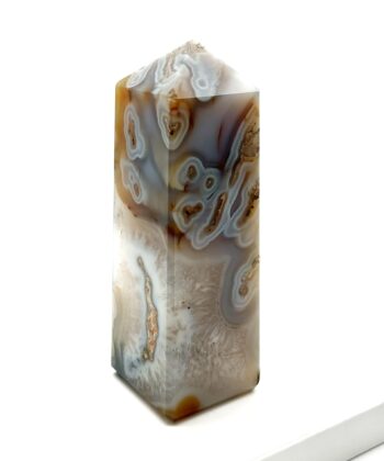 Gråt og gyldent tårn med fine detaljer på hvid baggrund