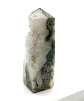 Råhvid og mosgrøn søjle med rå detaljer på hvid baggrund