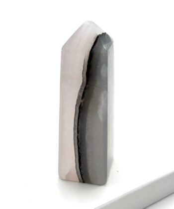 Smuk grå og hvid søjle adskilt af en sort buet streg