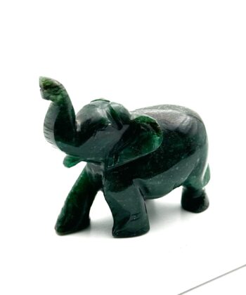 Dyb grøn krystalelefant på hvid baggrund