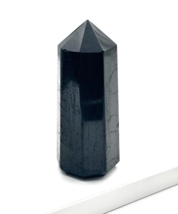 Sort krystaltårn på hvid baggrund