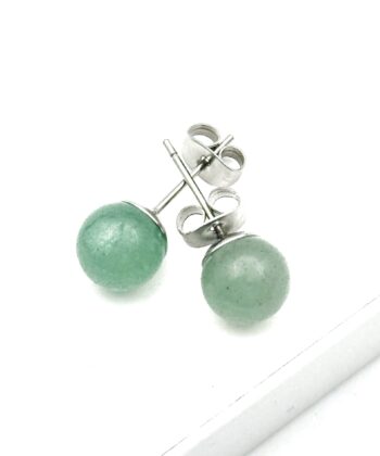 Øreringe studs med lysegrønne krystalkugler på hvid baggrund