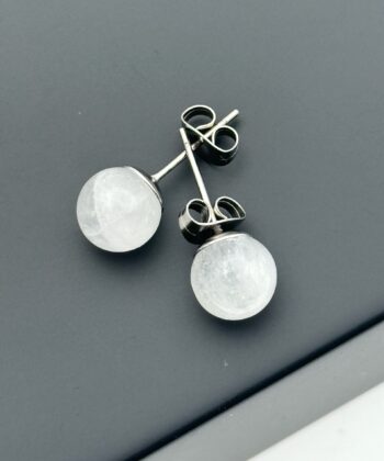 Øreringe studs med hvide krystalkugler på hvid baggrund