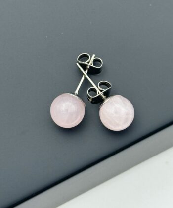 Øreringe studs med lyserøde krystalkugler på hvid baggrund