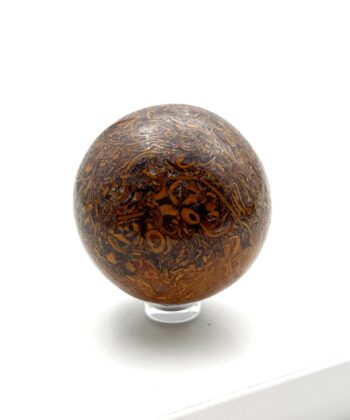 Brun stenkugle med gyldne indlejringer på hvid baggrund