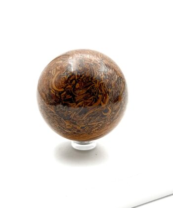 Brun stenkugle med gyldne indlejringer på hvid baggrund