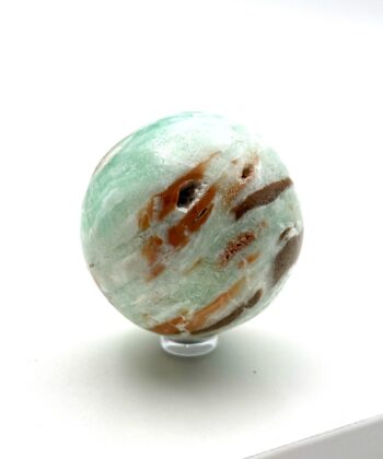 Mintgrøn halvædelsten kugle med brune detaljer på hvid baggrund