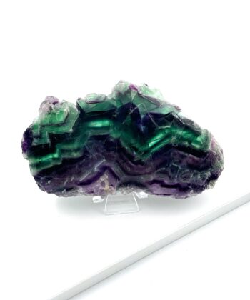 Smuk rå flourit med grønne og lilla zig zag lag