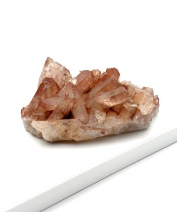 Gylden krystal på hvid baggrund