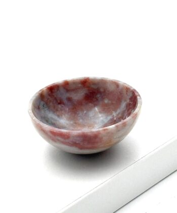 Rosa og grå skål i halvædelsten på hvid baggrund