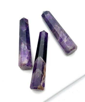 Lilla ametyst søjler fotograferet på hvid baggrund