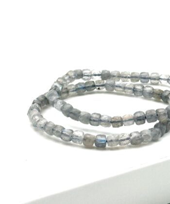 Elastik armbånd med rå stenperler i grå nuancer