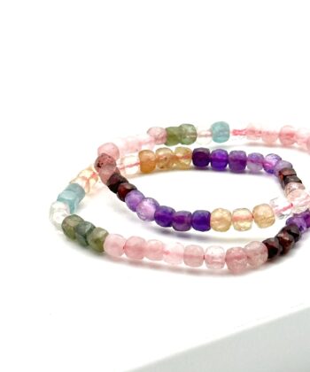 Elastik armbånd med facetterede stenperler i chakrafarver