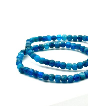 Elastik armbånd med facetterede stenperler i stærke blå nuancer