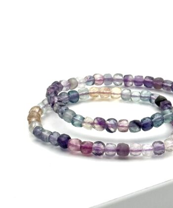 Elastik armbånd med facetterede stenperler i smukke afdæmpede nuancer