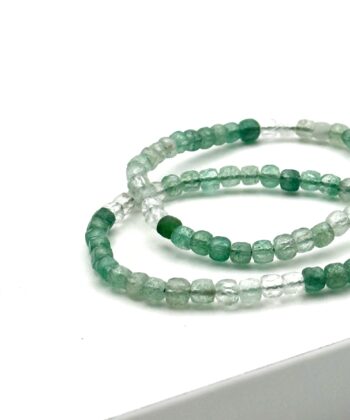 Elastik armbånd med klare stenperler og i grønne nuancer