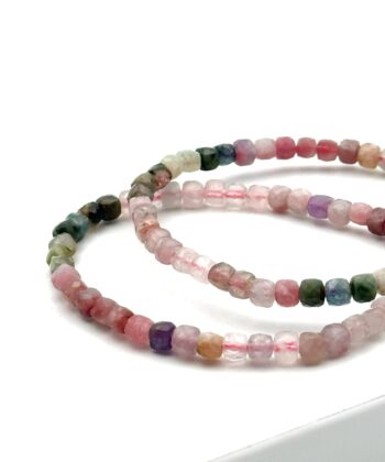 Elastik armbånd med facetterede stenperler i lyserøde og blågrønne nuancer