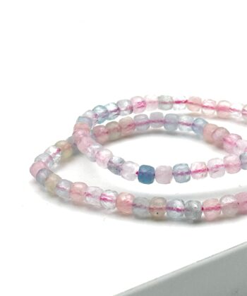 Elastik armbånd med facetterede stenperler i svage lyserøde og lyseblå nuancer