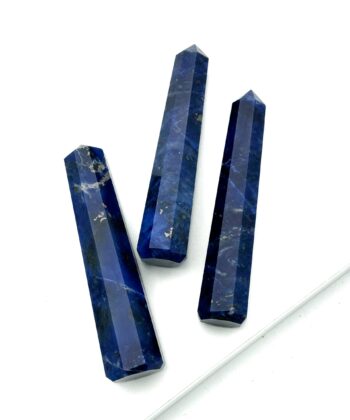 Tre mørkeblå søjler på hvid baggrund