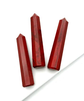 Tre smukke røde søjler med grå detaljer på hvid baggrund