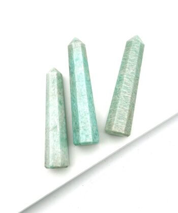 Tre mintgrønne søjler i halvædelsten på hvid baggrund