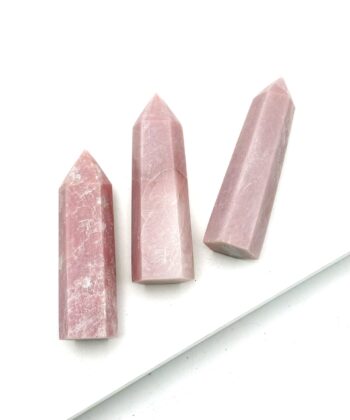 Tre lyserøde søjler i halvædelsten på hvid baggrund