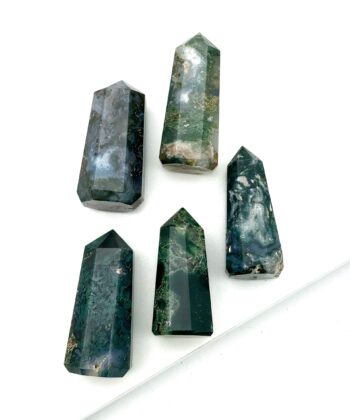 Fem søjler af halvædelsten i dybgrønne nuancer på hvid baggrund