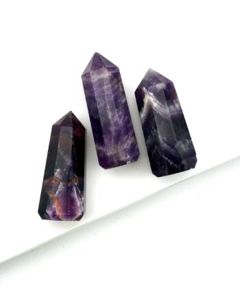 Tre mørkelilla søjler på hvid baggrund