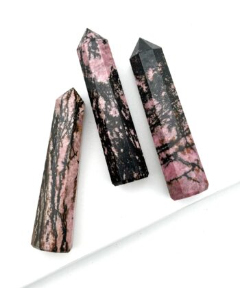 Tre sorte og lyserøde søjler